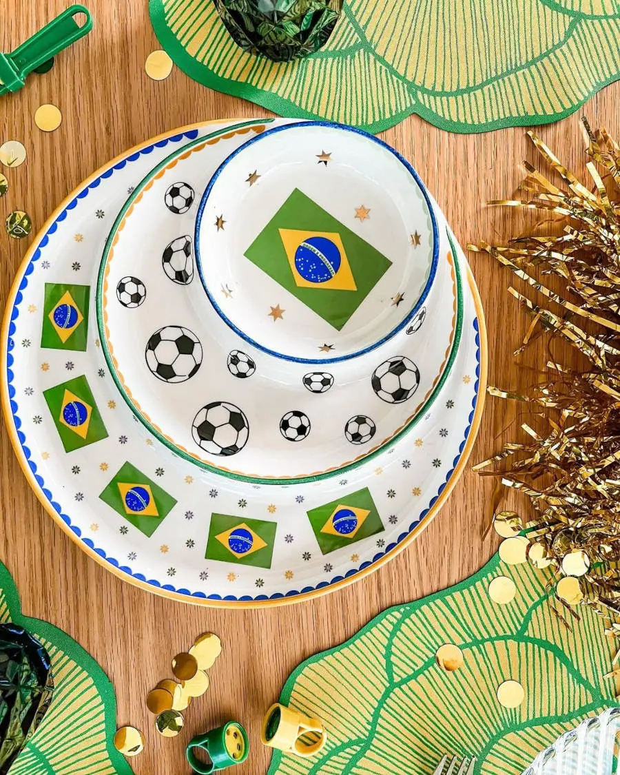 Louça com bandeira do Brasil e bolas de futebol para decoração para a Copa