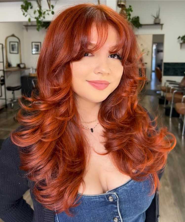 A imagem mostra um corte de cabelo longo com a técnica repicado, que cria camadas para dar movimento e volume aos fios. O corte é conhecido como "corte em camadas" ou "corte repicado em camadas". Além disso, a franja cortina complementa o visual, adicionando um toque moderno e suave.


