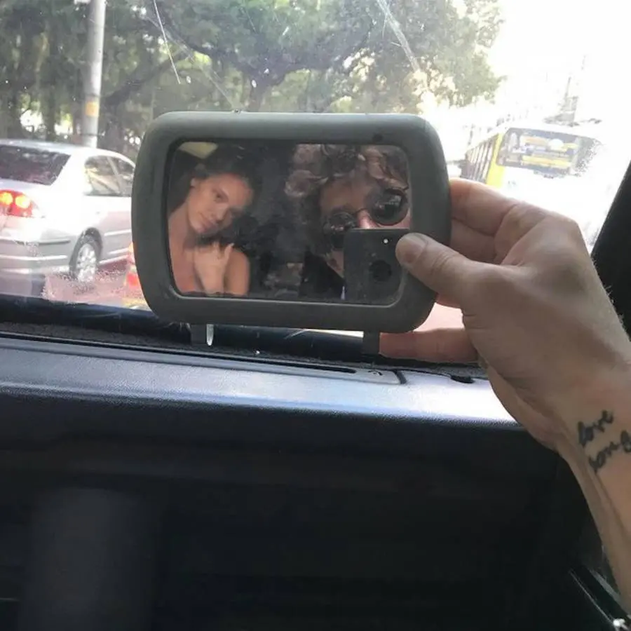 Foto com detalhe da tatuagem "love song"