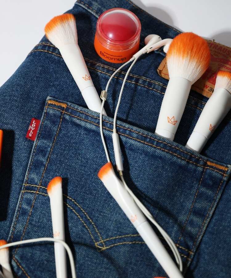 Calça jeans com pincéis de maquiagem Mari Maria nos bolsos