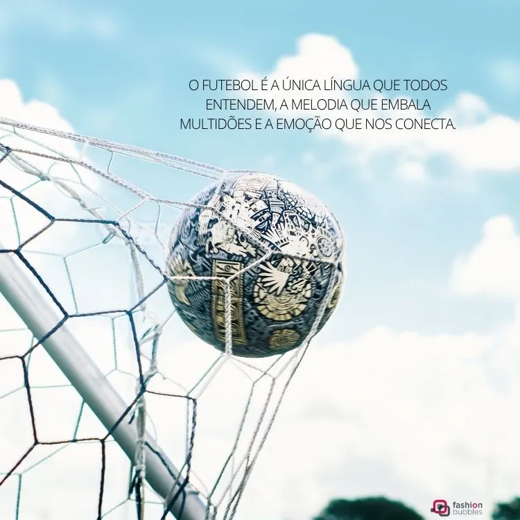 Uma bola de futebol artisticamente decorada está presa na rede de um gol, com um céu azul e nuvens como pano de fundo. O texto em português diz: "O futebol é a única língua que todos entendem, a melodia que embala multidões e a emoção que nos conecta." A imagem evoca a universalidade e a paixão do futebol.