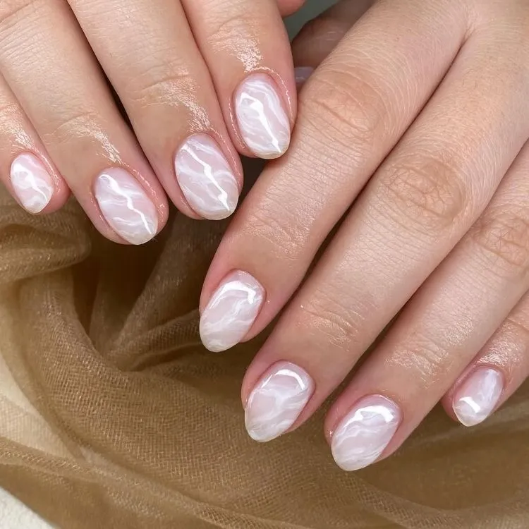 Inspirações de unhas brancas decoradas com efeito marmorizado