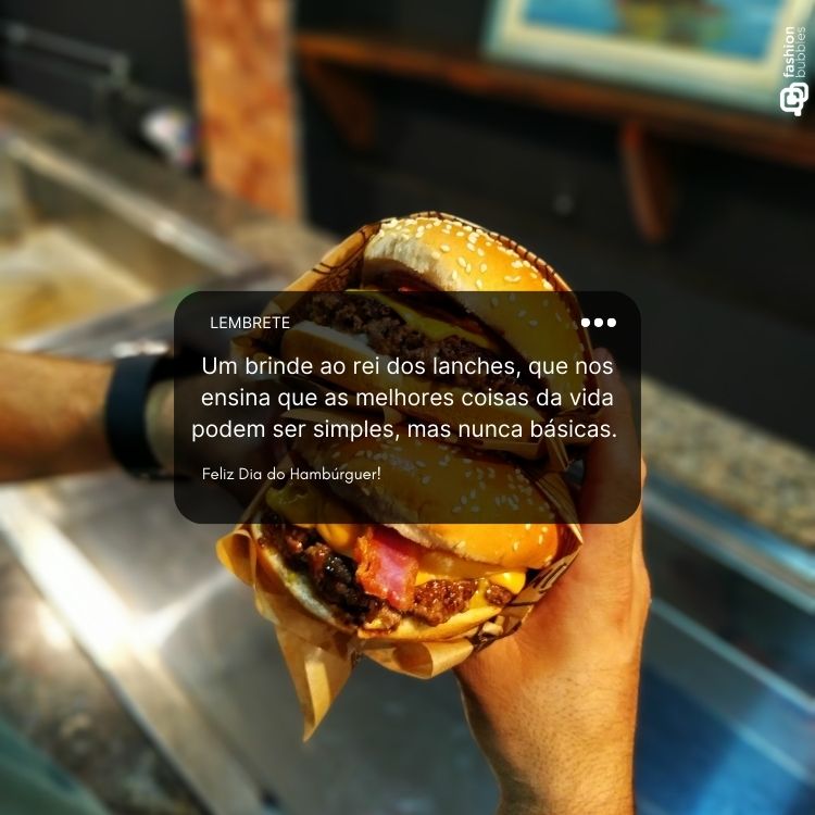 Pessoa segurando um hambúrguer duplo com pão de gergelim, queijo derretido e bacon, em ambiente de lanchonete. Texto sobreposto celebra o Dia do Hambúrguer, destacando a simplicidade e o sabor do lanche.





