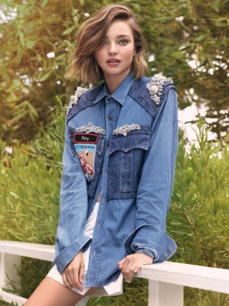 Miranda Kerr de look jeans usando chanel com volume no topo 