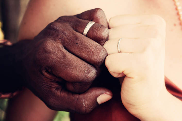 duas mãos com alianças