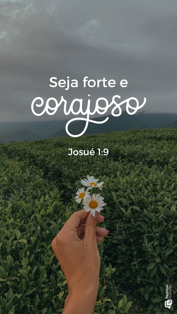 Frase de coragem "Seja forte e corajoso. Josué 1:9" escrito em foto de gramado com pessoa segurando 3 margaridas na mão