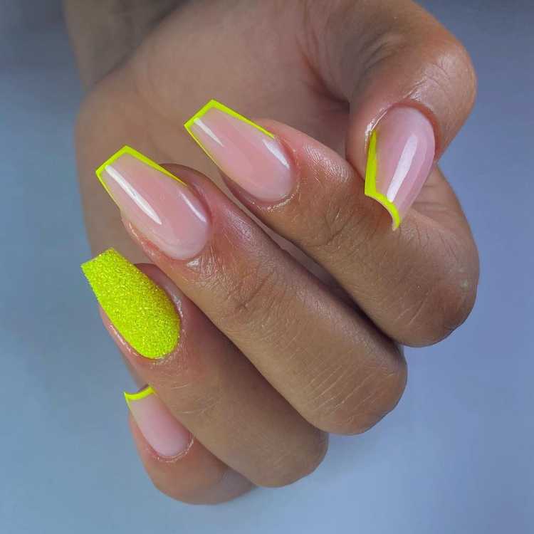 Unhas verde neon decoradas.