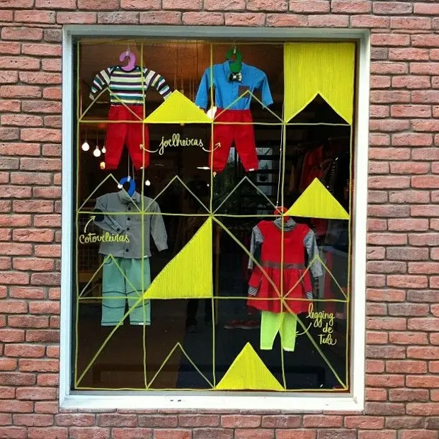 Vitrine decorada com caneta amarela no tema São João
