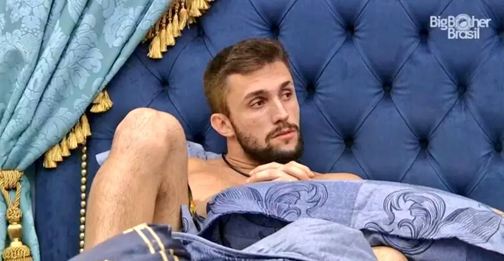 Arthur fica pensativo no quarto do líder