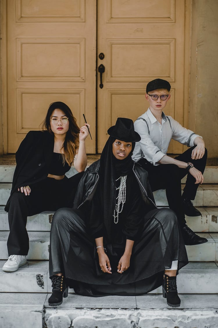 editorial de moda com três modelos sentadas