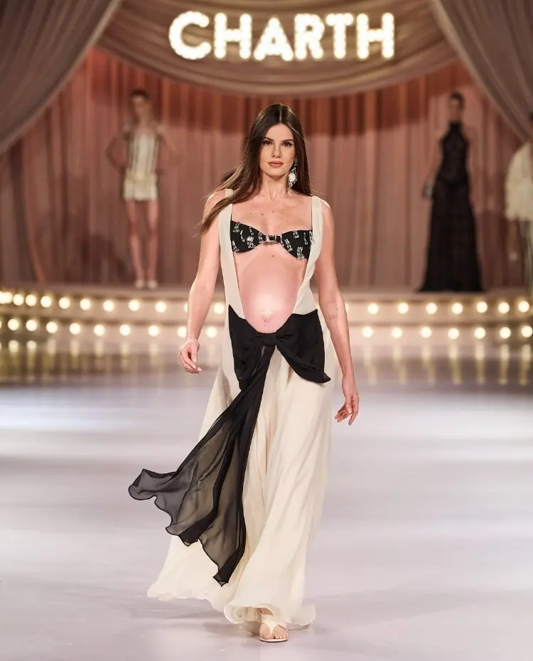 Foto de Camila Queiroz grávida na passarela durante o desfile da Charth para a coleção "Action"