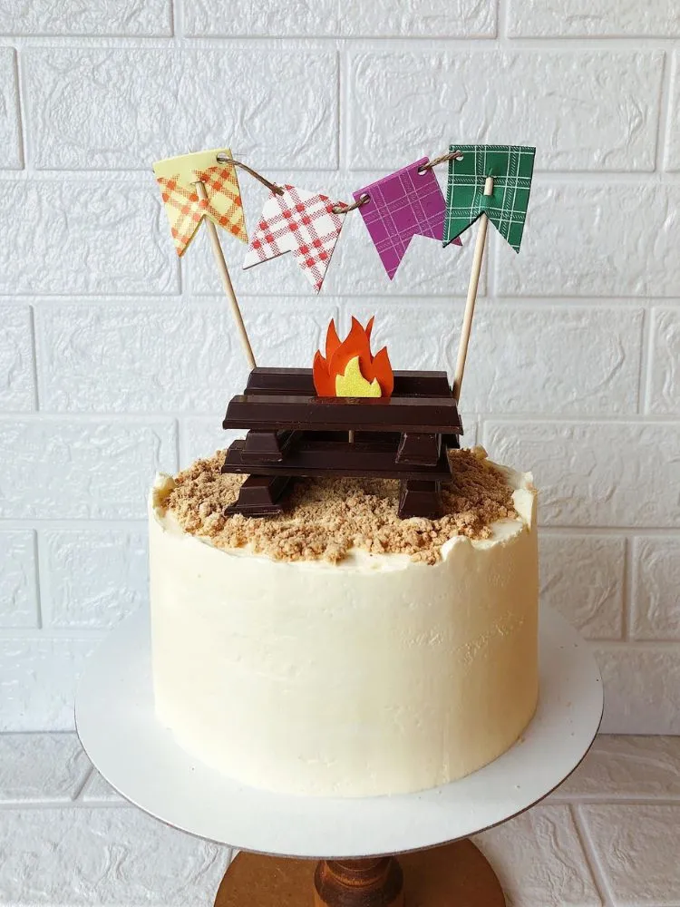Bolo branco com paçoca, fogueira de chocolate e varal de bandeirinhas