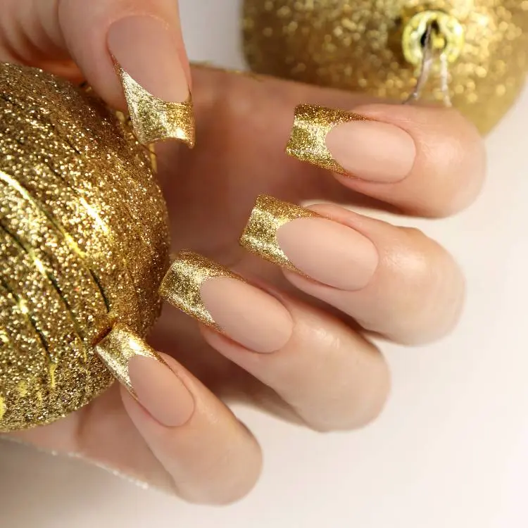 unhas quadradas com francesinha grossa dourada