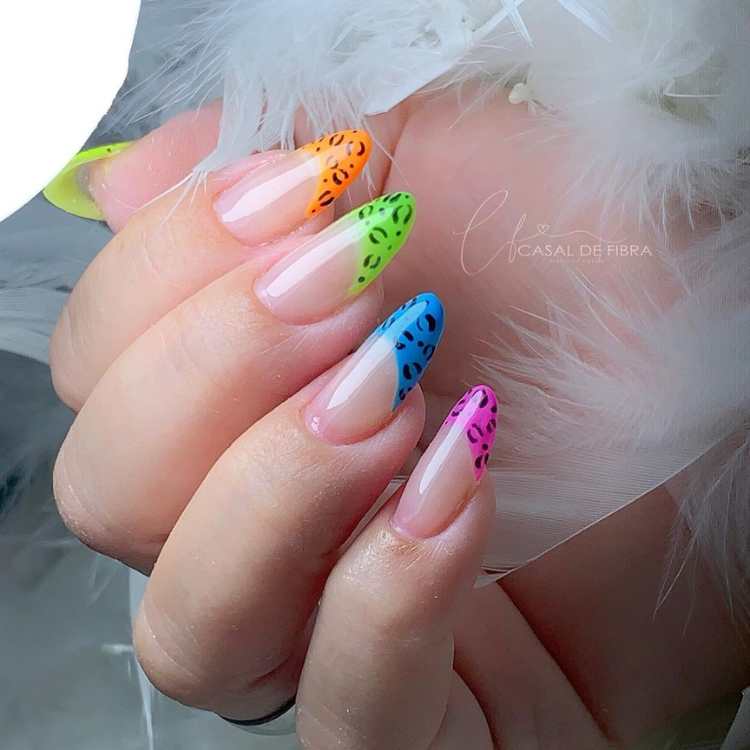 Unhas decoradas para o Carnaval coloridas com oncinha.