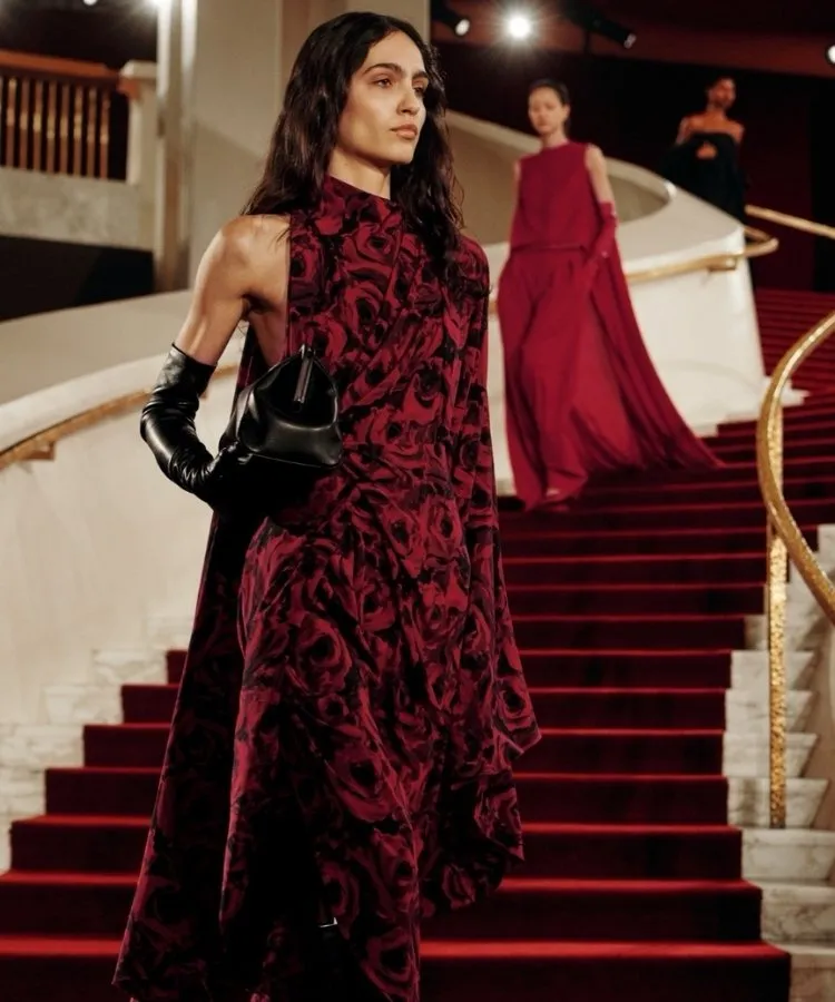 Foto de modelos usando vestido vermelho, uma das tendências da NYFW Outono Inverno 2026