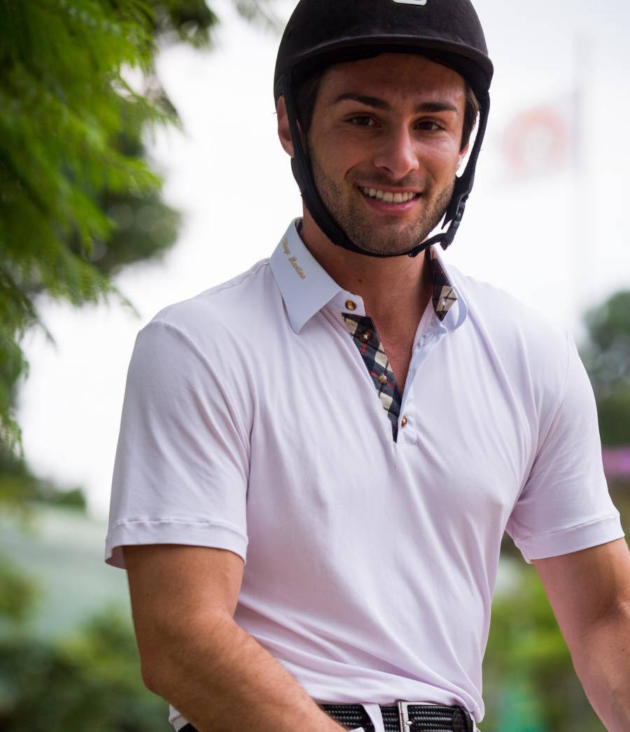 Homem com camisa polo branca.