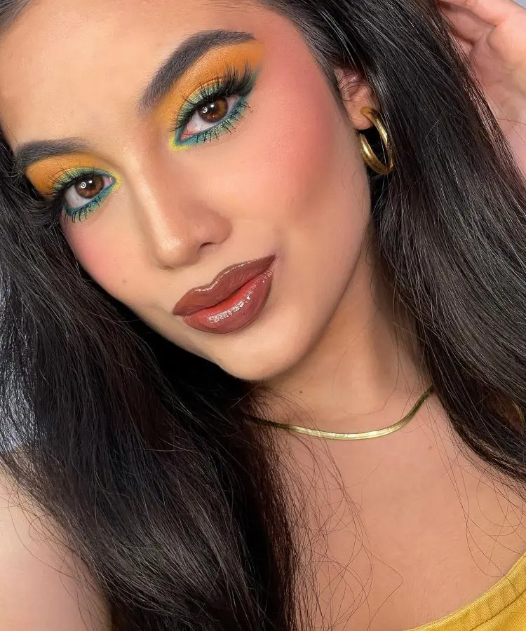 Mulher com maquiagem verde e amarelo para torcer pelo Brasil