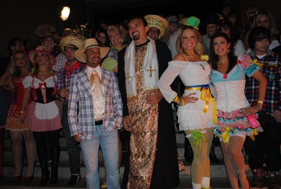 Padre de festa junina com quadrilha