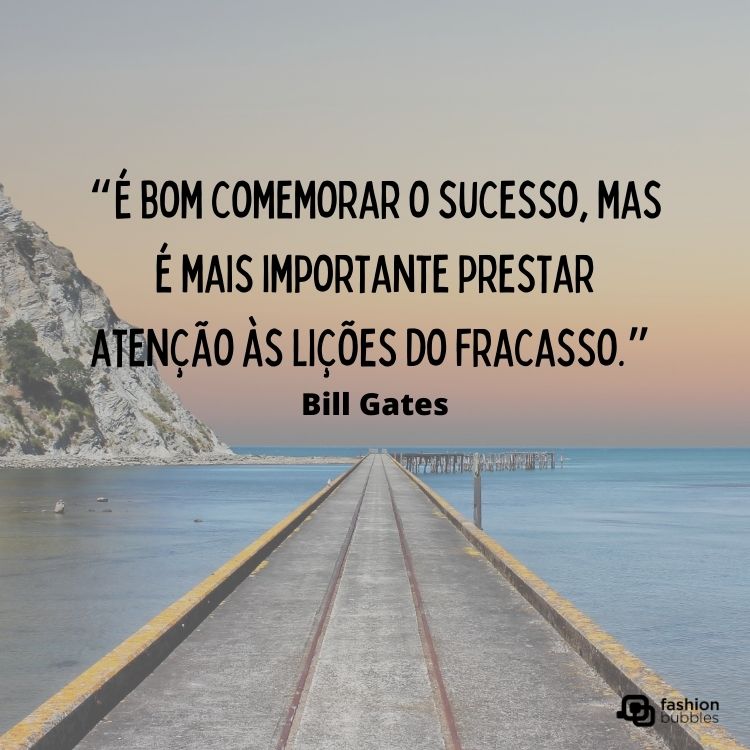 frase inspiradora com paisagem de mar e ponte de fundo