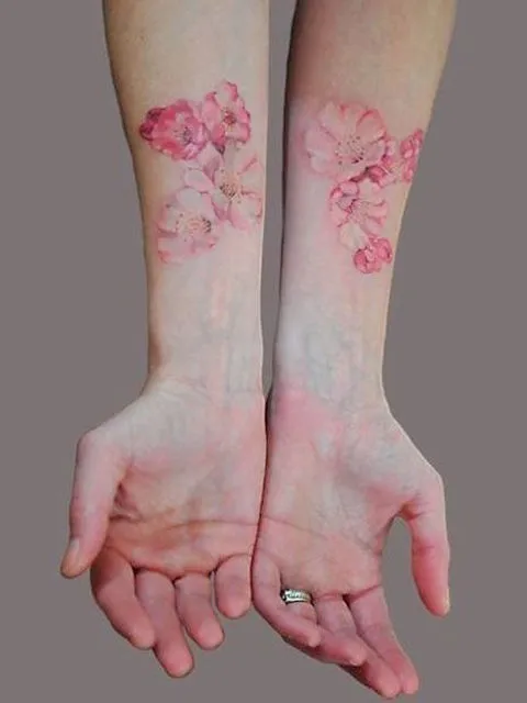 Tatuagem de flores rosas no braço