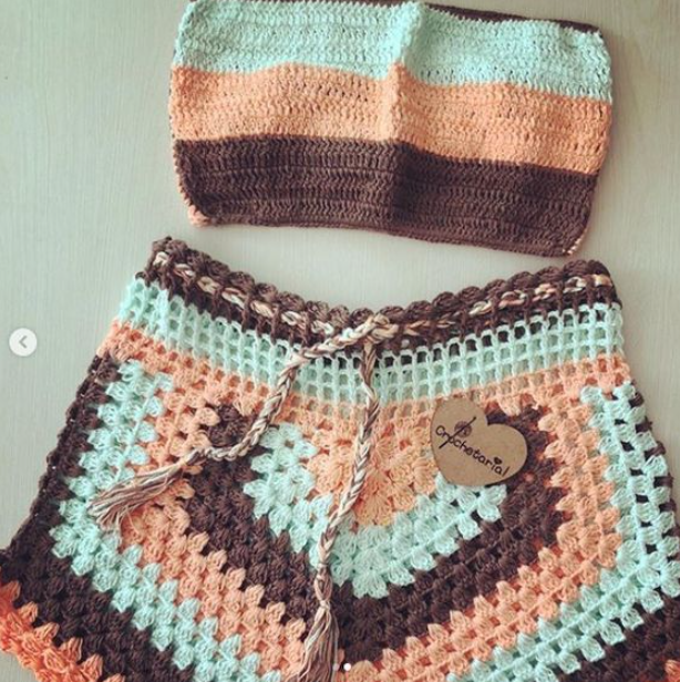 Conjunto short feedom e top listrado de crochê