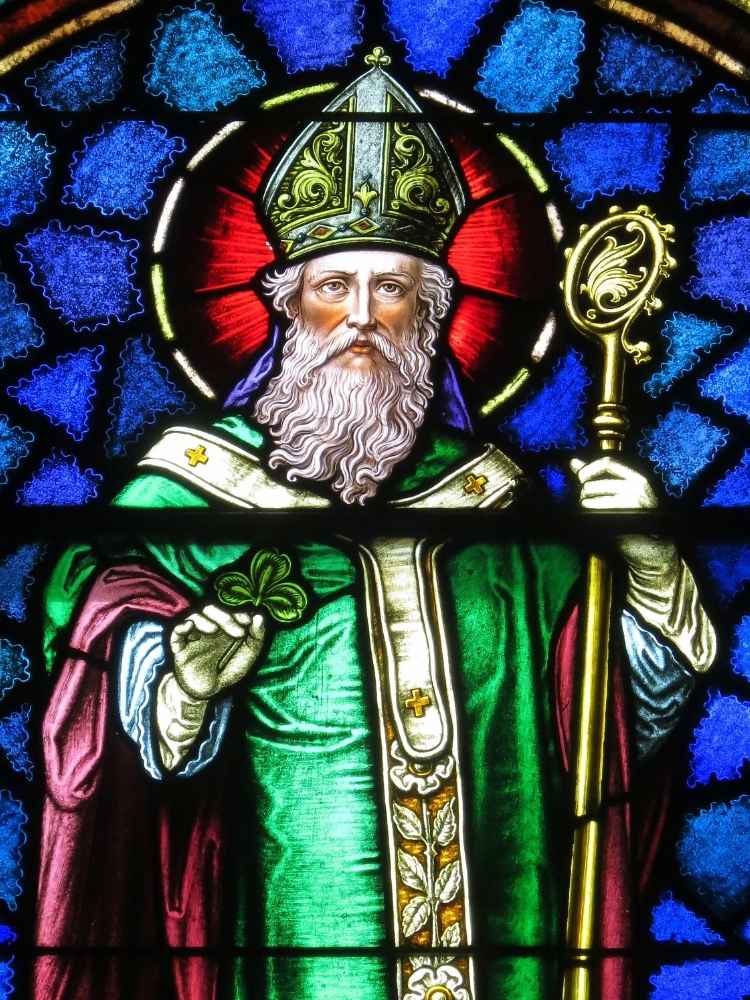 Vitral com imagem de São Patrício 