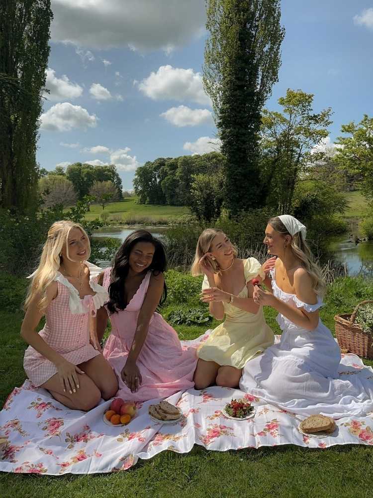 Amigas com roupas cottagecore em um piquenique