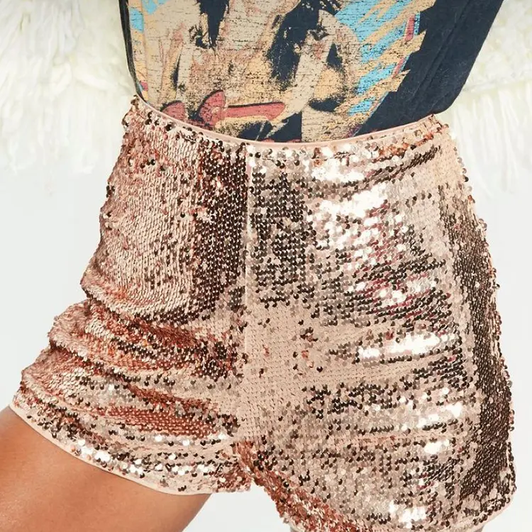 Camisa velha com short brilhoso