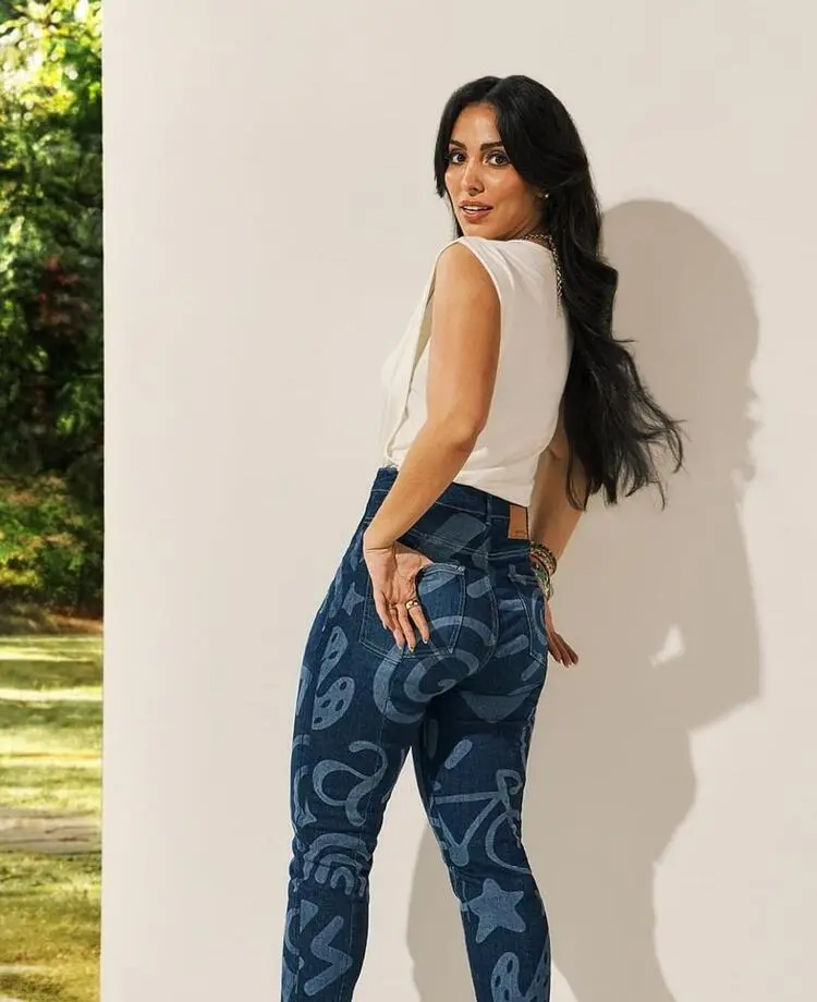 Jade Seba exibindo sua calça da coleção com Malwee e Lycra Jade Seba