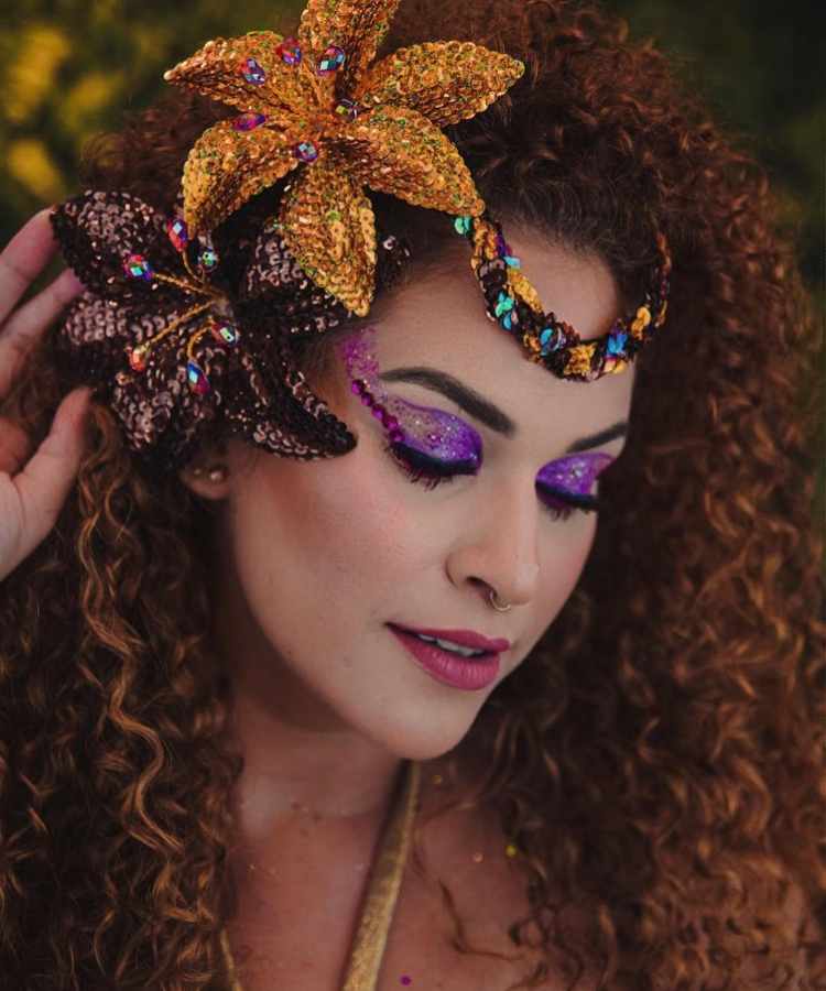 Mulher com tiara de flor decorada com lantejoulas.