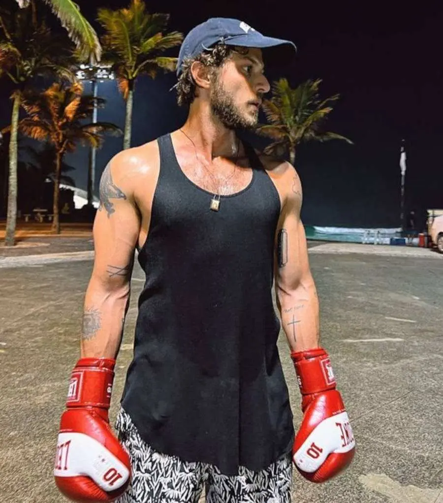Chay Suede com luvas de box