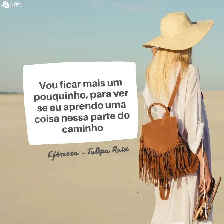 Mulher de pele clara, cabelos loiros, roupa branca e mochila marrom em uma paisagem semelhante a um deserto. Na foto, há o trecho "Vou ficar mais um pouquinho, para ver se eu aprendo uma coisa nessa parte do caminho" e "Efêmera, Tulipa Ruiz"