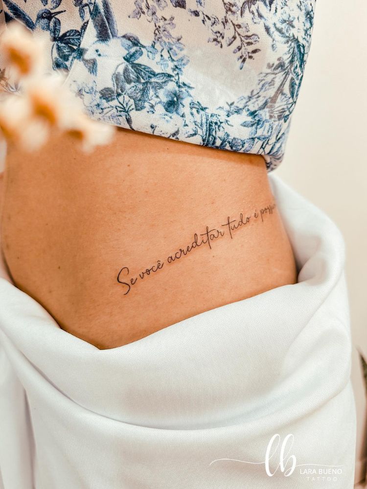 Cintura com tatuagem "se você acreditar tudo é possível" em fineline