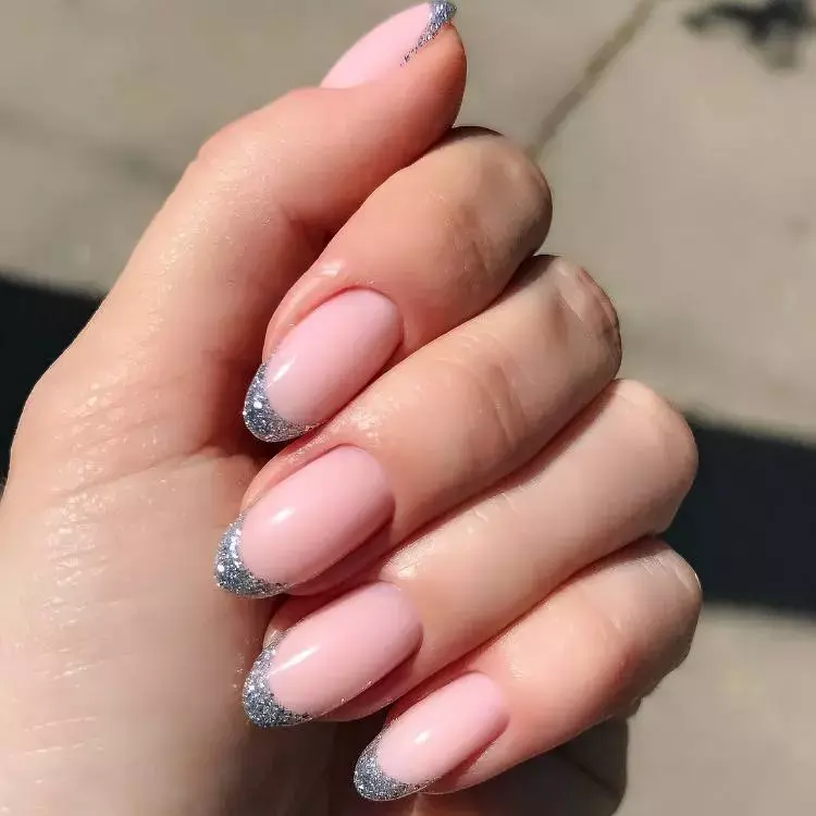 unhas almond com francesinha prateada