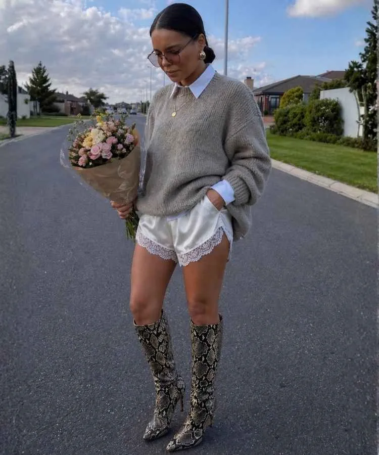 Mulher usando bota com estampa de cobra, uma das tendências de sapatos para o inverno 2026