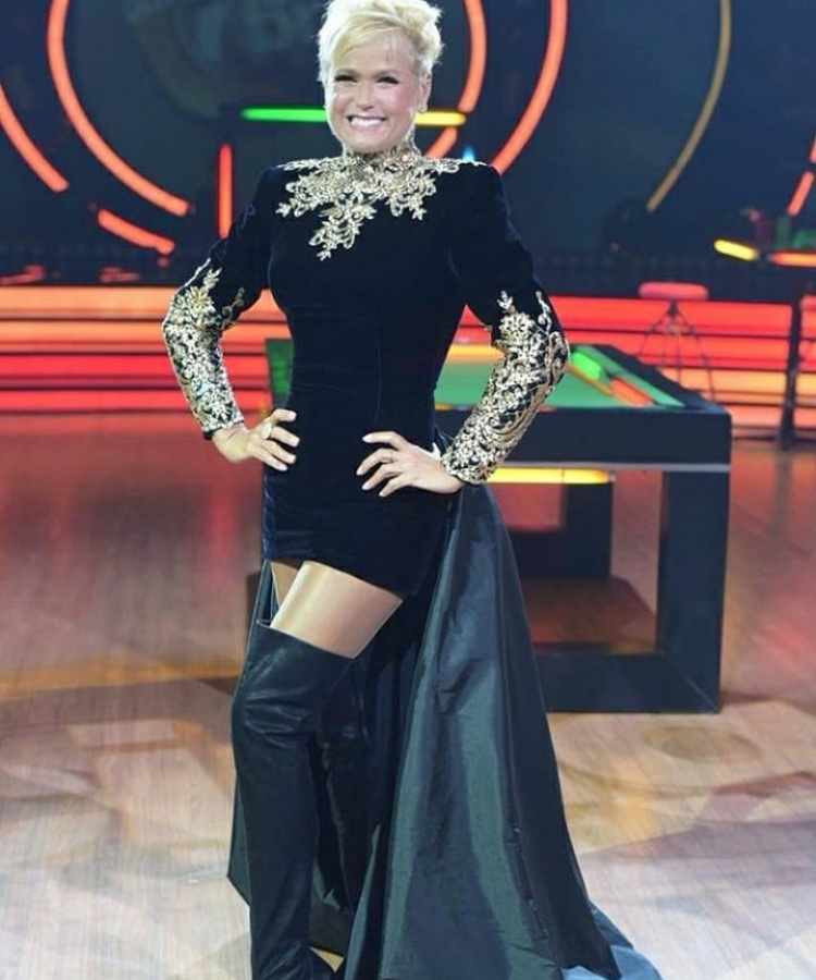 Cantora com look preto e dourado no Dancing Brasil.
