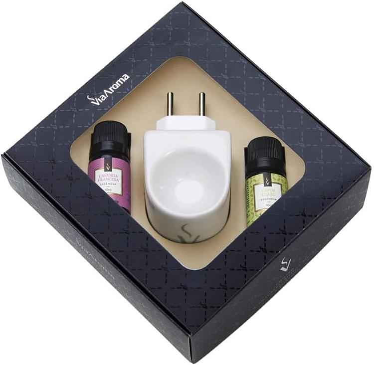 caixa quadrada com aromatizador de tomada e dois óleos essenciais ao lado