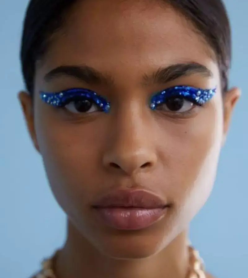 Olho azul delineado com strass
