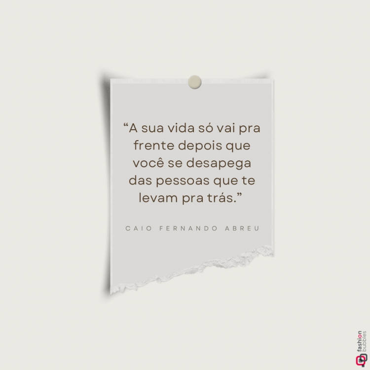 Foto de post-it com frase de caio fernando abreu "A sua vida só vai pra frente depois que você se desapega das pessoas que te levam pra trás.” (Caio Fernando Abreu)"
