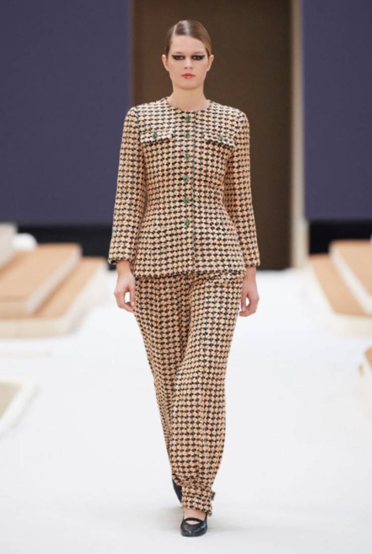 Foto do look 3 do desfile da Chanel.