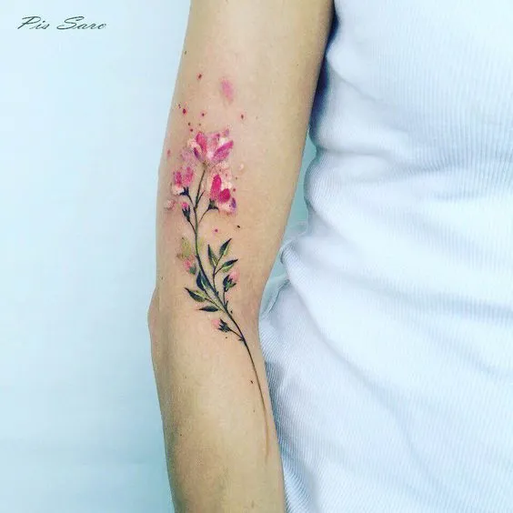 Tatuagem de flores rosas no braço