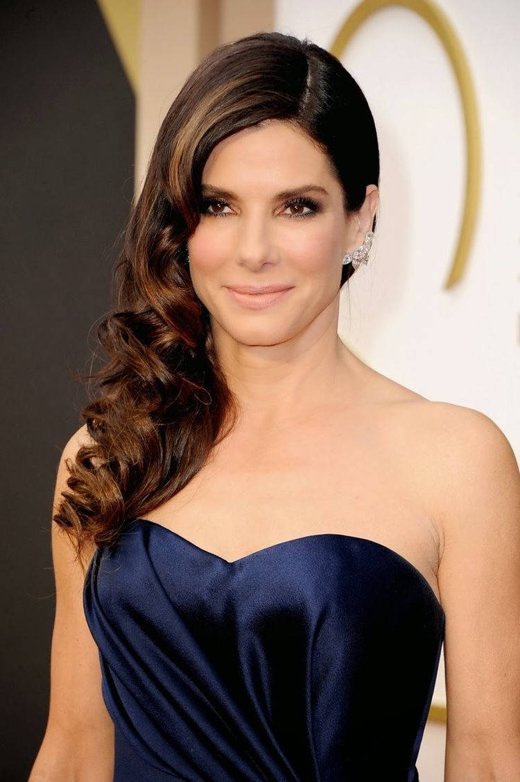 Sandra Bullock com cabelo de lado