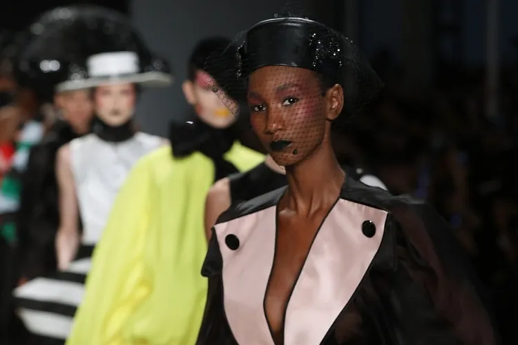 Foto de modelo usando chapéu com véu preto no desfile de chapéus de Davi Ramos no SPFW N60