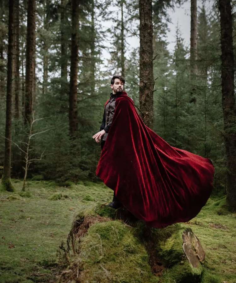 Homem com capa vermelha de veludo