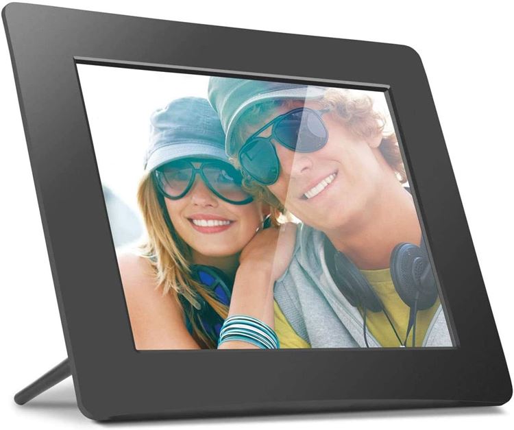 Porta Retratos Digital Aluratek com LCD de 8”, Entradas USB e Cartão SD - Preto com foto de homem e mulher usando fones de ouvido e óculos de sol 