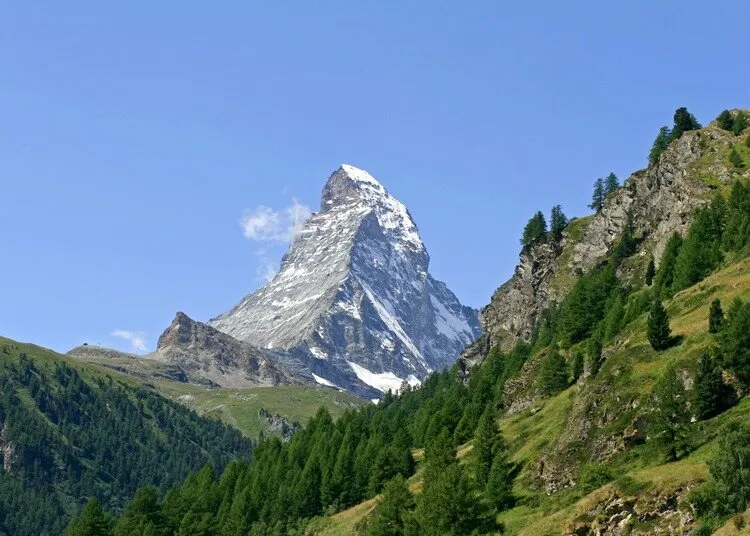 Monte Cervino com neve na ponta, localizado na Suíça