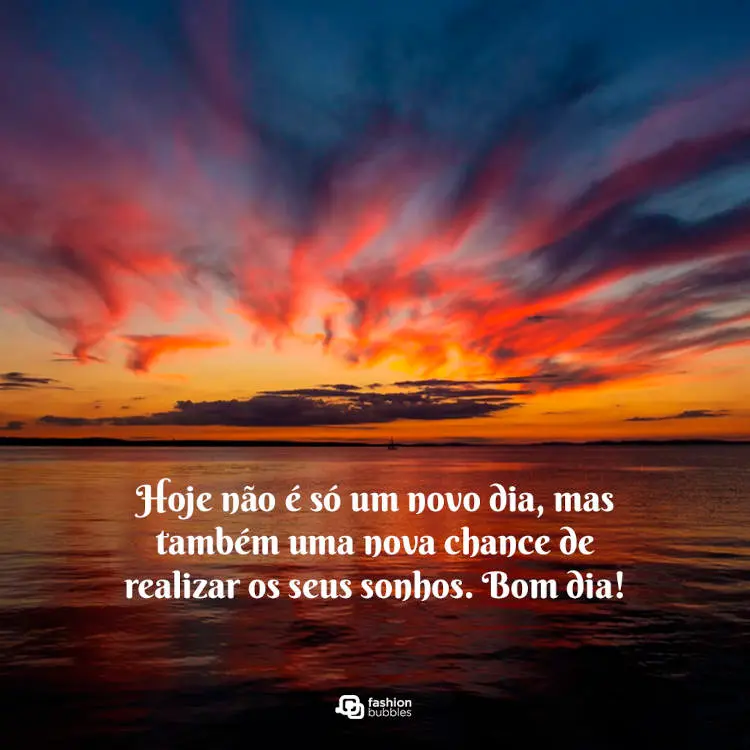 Foto de céu roxo e laranja e mar e frase "Hoje não é só um novo dia, mas também uma nova chance de realizar os seus sonhos. Bom dia!"