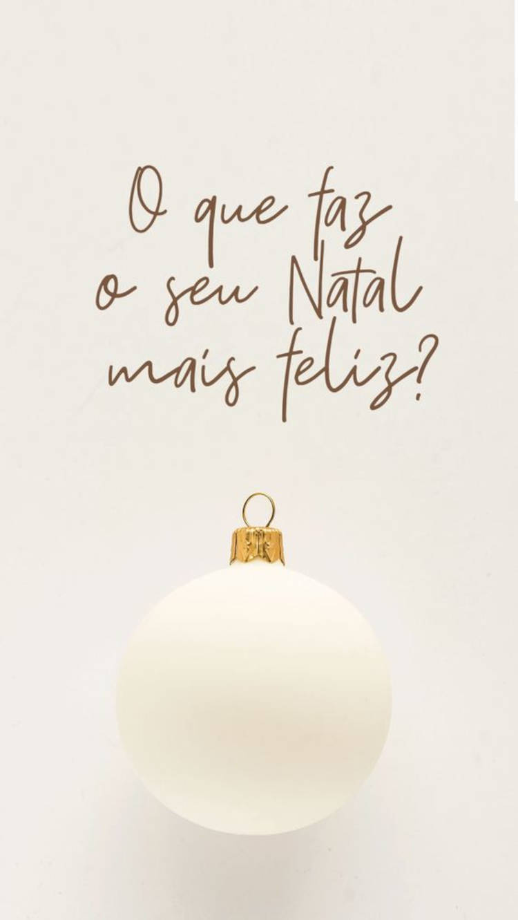 Cartão virtual de fundo claro com bola de Natal branca e frase: O que faz o seu Natal mais feliz? 