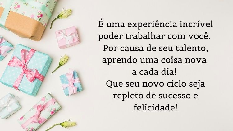 Fundo rosa claro com embalagens de presente e frase "É uma experiência incrível poder trabalhar com você. Por causa de seu talento, aprendo uma coisa nova a cada dia! Que seu novo ciclo seja repleto de sucesso e felicidade!"