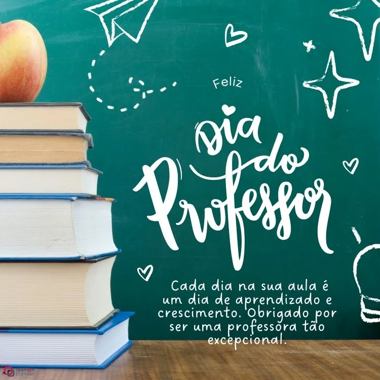 Foto de lousa com desenho de avião, estrelas e coração, além de mesa com livros e maçã e frase "cada dia na sua aula é um dia de aprendizado e crescimento. Obrigado por ser uma professora tão excepciona"